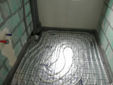Ogrzewanie podłogowe przygotowane pod pompę ciepła. Instalacja w łazience.